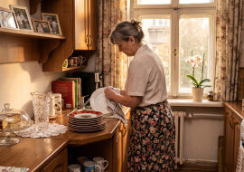 Na osiemdziesiątych urodzinach mamy brat wzniósł toast i podziękował losowi, że "mama nigdy nie jest sama". Do lekarza wożę ją we wtorki, zakupy robię w piątki, w niedzielę gotuję rosół. Brat był u mamy w Wielkanoc, przywiózł tulipany
