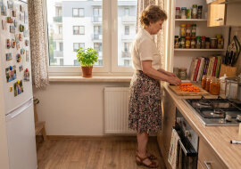 Od trzech lat co środę wożę synowi obiady w słoikach. Na jego urodzinach usłyszałam z kuchni jedno zdanie synowej - o mnie i o wrześniu. Dośpiewałam sto lat i po cichu spakowałam swoje słoiki.