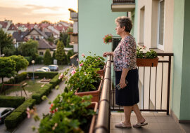 U syna na lodówce wisi kartka: "czwartek 19:00 - telefon do mamy". Pismem synowej, z ptaszkami przy każdej dacie. Teraz wiem, czemu dzwoni zawsze w czwartki i zawsze kwadrans. Kartka jest rozpisana do grudnia