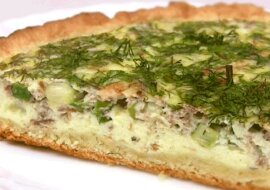 Bardzo szybkie w przygotowaniu ciasto z konserwami rybnymi i szczypiorkiem, z sosem śmietanowym i ziołami