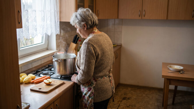 Wnuczka powiedziała mi, że mama zabrania jej jeść u babci, bo gotuję "niezdrowo". Trzydzieści lat karmiłam całą rodzinę tymi samymi obiadami i nikt nie narzekał. Teraz jestem za stara, żeby dobrze gotować