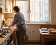 Syn założył mi w telefonie aplikację do liczenia kroków, „żebyś się ruszała, mamo", i podpiął ją do swojego. W niedzielę przy obiedzie odczytał na głos moją środę i czwartek, i zapytał, co ja właściwie robię całymi dniami