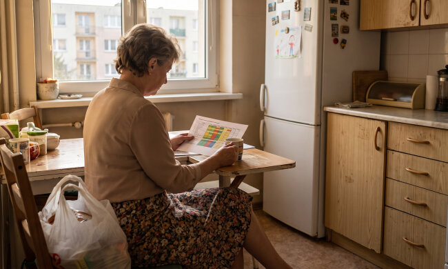 Trzeci wrzesień z rzędu synowa przysłała mi tabelkę: odbiór ze szkoły, angielski, basen — moje imię w każdej kratce oprócz niedziel. Na dole dopisek: „wydrukuj sobie, mamo, będzie ci łatwiej zapamiętać"