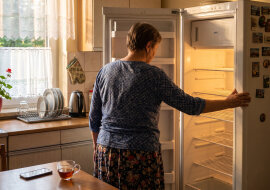 Dwa lata temu pożyczyłam młodym dwanaście tysięcy na wykończenie kuchni. W sierpniu padła mi lodówka, poprosiłam o zwrot choć części. Synowa odpowiedziała: „mamo, w twoim wieku wypada mieć odłożone na takie awarie"