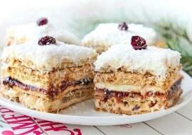 Ciasto świąteczne bez pieczenia z masą budynową i kajmakową, powidłami śliwkowymi, orzechami oraz nutą piernikową
