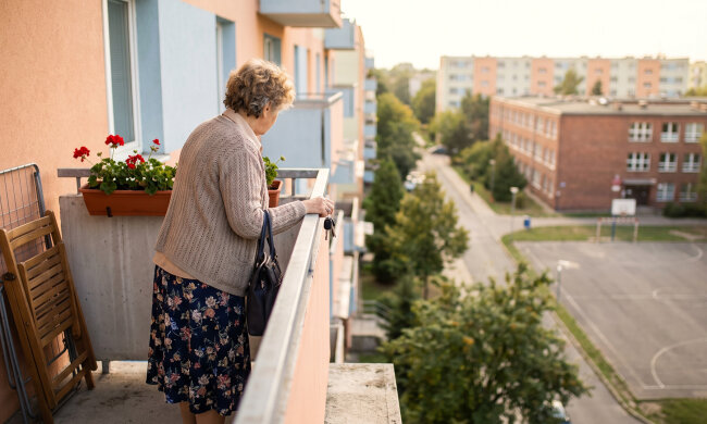 Od trzech lat wnuki są u mnie od poniedziałku do piątku. We wrześniu zapisałam się na Uniwersytet Trzeciego Wieku — historia sztuki, wtorki o szesnastej. Synowa zobaczyła plan zajęć: „mamo, a online nie ma? Posłuchałabyś sobie przy dzieciach”