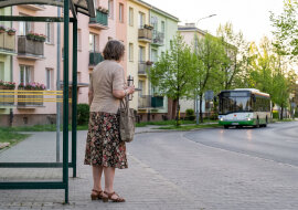 Pilnuję wnuków od sześciu lat, w poniedziałek syn powiedział mi, że rozmawiają z synową o „jakiejś pani na stałe", bo nie chcą mnie obciążać — wnuczek wieczorem zapytał: „babciu, to prawda, że już nie będziesz do nas przychodzić?"