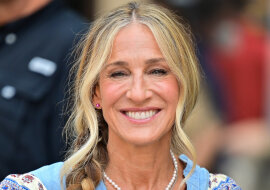 Stylowy trik modowy - założenie sukienki na koszulę: zademonstrowała Sarah Jessica Parker