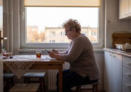 W maju na komunię wnuczki kupiłam rower za prawie dwa tysiące. W czwartek szukałam na OLX-ie używanego roweru dla siebie i trafiłam na ten sam: „prawie nieużywany, do negocjacji". W tle zdjęcia, na komodzie, leżała moja serwetka