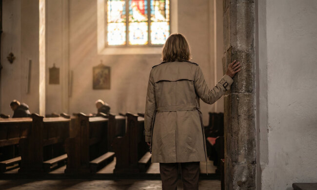 Sąsiadka powiedziała mi, że widzi mojego męża na mszy o siódmej rano. Mąż jest ateistą od studiów. Poszłam tam w niedzielę - siedział w ostatniej ławce, ale nie na mszę patrzył