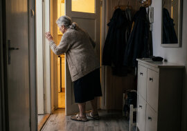 Podsłuchałam, jak dzieci ustalają, kto weźmie mieszkanie, „jak mamy już nie będzie". Nic nie powiedziałam. W poniedziałek u notariusza zapisałam wszystko wnuczce — jedynej, która do mnie dzwoni