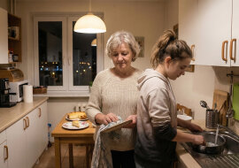 Wnuczka przyszła do mnie i powiedziała, że nie chce mieszkać z mamą. Córka dzwoni codziennie i krzyczy, że nastawiam dziecko przeciwko niej. A ja po prostu nie potrafię zamknąć drzwi przed własną wnuczką