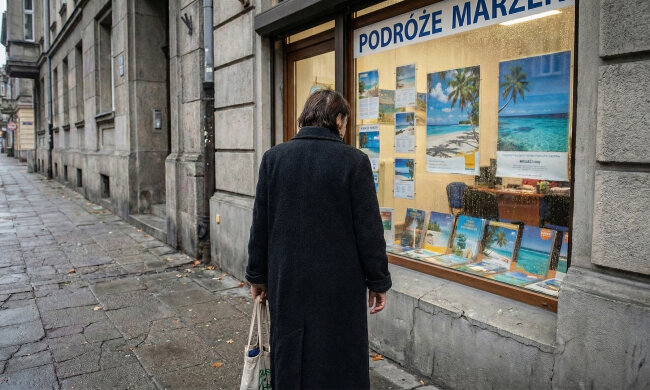 Sąsiadka płakała, że nie ma za co wykupić leków, więc oddałam jej pieniądze odkładane na okulary. Tydzień później spotkałam ją w biurze podróży, kiedy wpłacała zaliczkę na wakacje