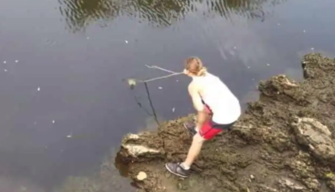 Wideo: chłopiec zobaczył coś dziwnego w rzece. Gdy się zbliżył, zdał sobie sprawę, że niezbędna jest jego pomoc