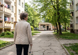 Wysłałam córce pieniądze na jedzenie dla dzieci, bo mówiła, że nie ma za co ich nakarmić. Tego samego wieczora wrzuciła zdjęcie z nowymi paznokciami i kawą za piętnaście złotych. Pod spodem podpis: „W końcu coś dla siebie"