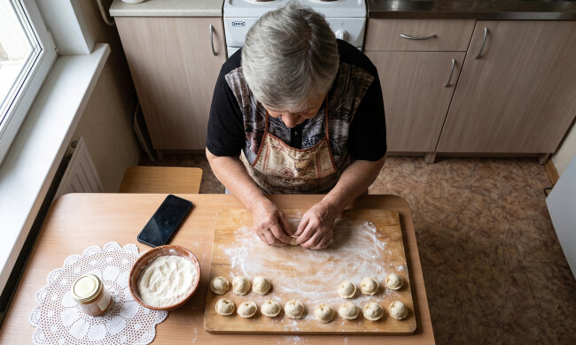 Wnuk nagrywał mnie telefonem, jak lepię pierogi, „dla pamiątki, babciu". Wczoraj w sklepie obca dziewczyna zapytała, czy to ja jestem „tą babcią od pierogów"