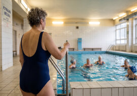Na aqua aerobik zapisałam się, bo ortopeda kazał ruszać biodrem. Poznałam Grażynę i dwie Basie. W lipcu pojechałyśmy we cztery na tydzień do Ustki, pensjonat ze śniadaniem