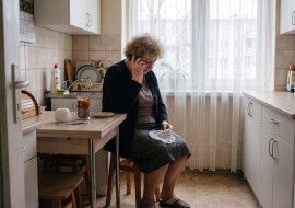 Od września w czwartki po szkole przychodzą do mnie trzy dziewczynki z bloku - uczę je szydełkować, jak kiedyś córkę. Wczoraj zadzwoniła mama jednej z nich: Ola zrobiła na Dzień Babci serwetkę i chciałaby, żebym przyszła na akademię