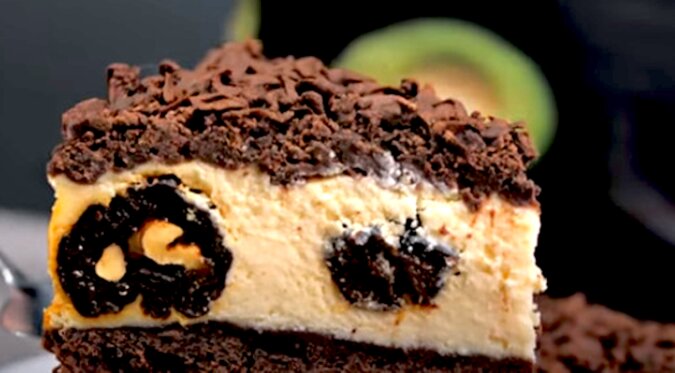 Ucierane ciasto czekoladowe z suszonymi śliwkami i orzechami: smaczne i piękne po pokrojeniu