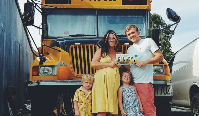 Zachwycające zdjęcia rodziny i autobusu przerobionego na dom, w którym dorastają dzieci