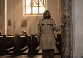 Sąsiadka powiedziała mi, że widzi mojego męża na mszy o siódmej rano. Mąż jest ateistą od studiów. Poszłam tam w niedzielę - siedział w ostatniej ławce, ale nie na mszę patrzył