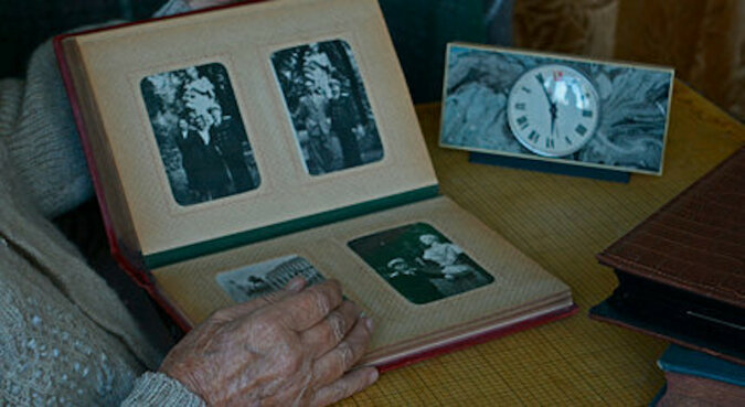 Babcia przez całe życie ukrywała swój album ze zdjęciami. Po jej śmierci odkrył go wnuk