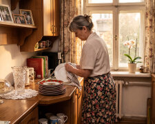 Na osiemdziesiątych urodzinach mamy brat wzniósł toast i podziękował losowi, że "mama nigdy nie jest sama". Do lekarza wożę ją we wtorki, zakupy robię w piątki, w niedzielę gotuję rosół. Brat był u mamy w Wielkanoc, przywiózł tulipany