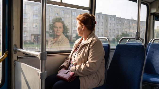 W autobusie okazało się, że wzięłam nie ten portfel i nie mam czym zapłacić za bilet. Młody chłopak w dresie, z kolczykiem w uchu, dopłacił za mnie bez słowa