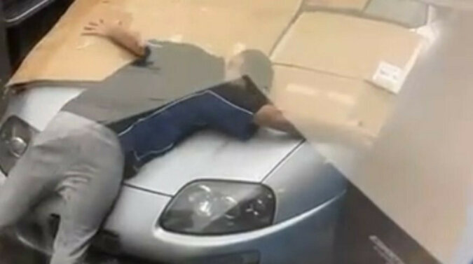 Mężczyzna własnym ciałem chronił swój ukochany samochód przed gradem. Wideo
