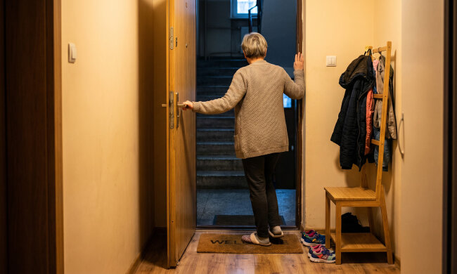 Synowa powiedziała, że nie chce, żebym „psuła dzieci swoim wychowaniem". Teraz wnuki przychodzą do mnie potajemnie po szkole - i proszą, żebym nikomu nie mówiła