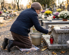 Od śmierci męża co sobotę jeżdżę na jego grób — dwoma autobusami. Syn mieszka pięć minut od cmentarza. Poprosiłam, żeby przed Wszystkimi Świętymi pomógł mi umyć pomnik. Przysłał link: „mamo, są firmy, sto dwadzieścia złotych i po kłopocie”