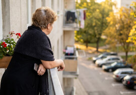 Mąż od trzech lat w każdą sobotę jeździ pod Sieradz pomagać koledze Bogdanowi przy budowie domu. W październiku na pogrzebie wujka spotkałam żonę Bogdana i zapytałam, kiedy w końcu parapetówka