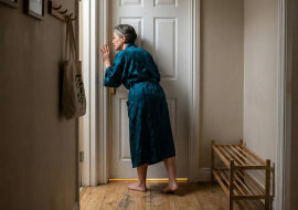 Mąż po 28 latach małżeństwa zaczął zamykać łazienkę na klucz, kiedy bierze prysznic. Kiedyś zostawiał drzwi otwarte i krzyczał, żebym podała ręcznik. Teraz zabiera telefon ze sobą nawet pod wodę