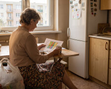 Trzeci wrzesień z rzędu synowa przysłała mi tabelkę: odbiór ze szkoły, angielski, basen — moje imię w każdej kratce oprócz niedziel. Na dole dopisek: „wydrukuj sobie, mamo, będzie ci łatwiej zapamiętać"