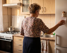 Trzeci rok planuję odwiedzić siostrę w Ełku i trzeci rok coś wypada. Kupiłam bilet na piątego września. Córka zobaczyła go na lodówce: „mamo, wrzesień odpada, kto odbierze dzieci? Jedź w listopadzie, jak się ułoży"