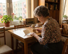 Córka z zięciem, jak co roku, polecieli na tydzień do Grecji. Przywieźli mi chłopców w niedzielę wieczorem, a przy furtce stała jeszcze klatka z królikiem i pies. Kartka na smyczy: "Rex je dwa razy dziennie"