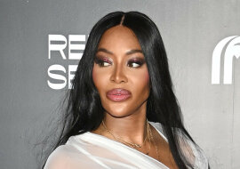 Biała koszula i czarne legginsy: Naomi Campbell pokazuje, jak sprawić, by zwykłe połączenie nie było nudne