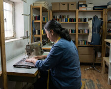 Siostra poprosiła, żebym podpisała się jako poręczyciel jej kredytu. Powiedziała, że to formalność. Po roku przestała płacić raty, zmieniła numer telefonu, a bank zadzwonił do mnie z kwotą, od której zakręciło mi się w głowie.