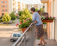 Kiedy zapisałam się na kurs prawa jazdy, syn długo milczał, a potem spytał, czy to aby rozsądne w moim wieku. Zdałam za drugim razem, tydzień po sześćdziesiątych trzecich urodzinach. W niedzielę pierwszy raz zawiozłam wnuki nad jezioro