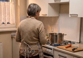 Przez osiem lat co niedzielę gotowałam obiad dla całej rodziny syna, w zeszłym tygodniu synowa napisała w grupie rodzinnej, że od teraz spotykamy się w restauracji, bo u mnie „zawsze pachnie starością"
