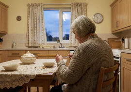 Co miesiąc robię wnukom zakupy szkolne - zeszyty, kredki, plecaki. W zeszłym miesiącu kupiłam sobie nowe okulary za 350 złotych. Synowa powiedziała przy całej rodzinie: "Widzę, że babcia ma pieniądze na fanaberie, ale na buty dla Kuby trzeba prosić"
