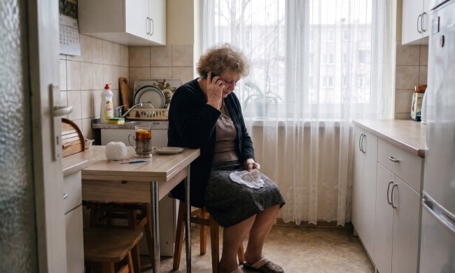 Od września w czwartki po szkole przychodzą do mnie trzy dziewczynki z bloku - uczę je szydełkować, jak kiedyś córkę. Wczoraj zadzwoniła mama jednej z nich: Ola zrobiła na Dzień Babci serwetkę i chciałaby, żebym przyszła na akademię