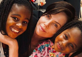 „Razem na całe życie”: Charlize Theron z dziećmi zeskoczyła z pokładu jachtu do morza