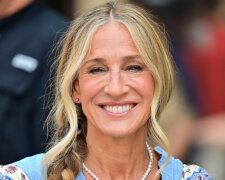 Stylowy trik modowy - założenie sukienki na koszulę: zademonstrowała Sarah Jessica Parker