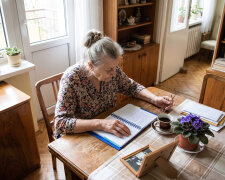 Opiekunka, którą wynajęły dzieci, jest dla mnie naprawdę dobra. Wczoraj wyszła po zakupy i zostawiła otwarty zeszyt. Notuje w nim, co mówię, kiedy się mylę, czego nie pamiętam