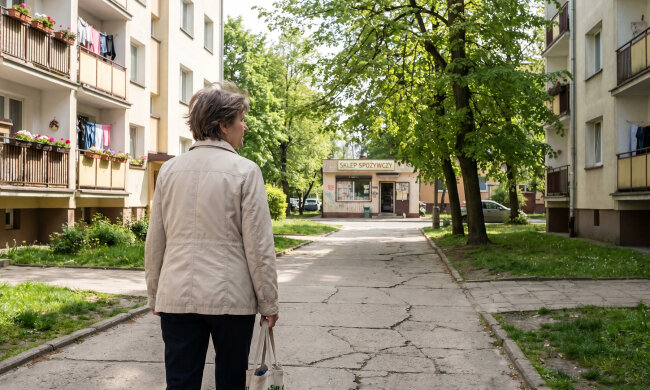 Wysłałam córce pieniądze na jedzenie dla dzieci, bo mówiła, że nie ma za co ich nakarmić. Tego samego wieczora wrzuciła zdjęcie z nowymi paznokciami i kawą za piętnaście złotych. Pod spodem podpis: „W końcu coś dla siebie"