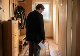 Brat przez całe życie opiekował się mamą. Kiedy mama umarła, zostawiła wszystko mnie. W testamencie było jedno zdanie, które tłumaczyło dlaczego - ale nie wiem, czy mam prawo je przyjąć