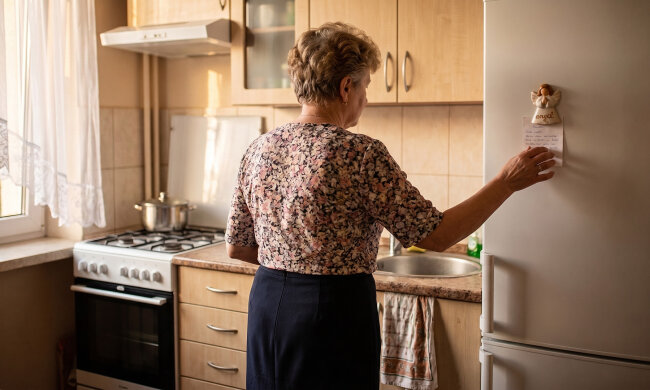 Trzeci rok planuję odwiedzić siostrę w Ełku i trzeci rok coś wypada. Kupiłam bilet na piątego września. Córka zobaczyła go na lodówce: „mamo, wrzesień odpada, kto odbierze dzieci? Jedź w listopadzie, jak się ułoży"