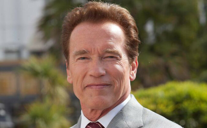 Rzeźbiarz podarował drewnianą fajkę Arnoldowi Schwarzeneggerowi a aktor podziękował mistrzowi