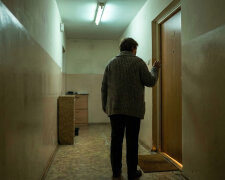 Pożyczyłam sąsiadce 2 tysiące na rachunki. Kiedy po dwóch miesiącach zapukałam do jej drzwi, otworzyła i powiedziała: "Jakie pieniądze? Nic mi nie pożyczałaś"